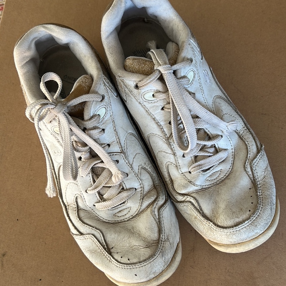 ⭐️ New Balanced white Sneakers Made of REAL leather walking shoes size 8
